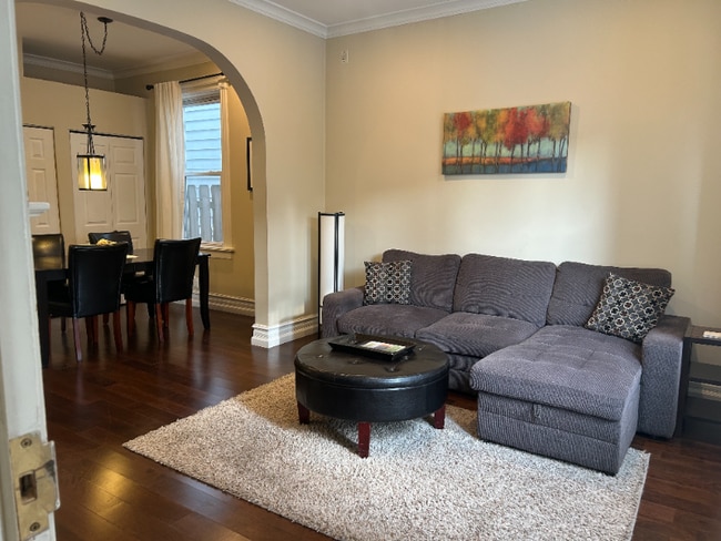 Building Photo - 1916 W Roscoe St