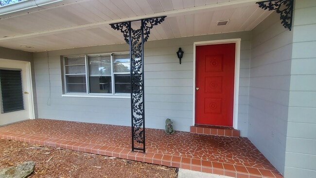 Building Photo - Large 3 Bedroom, 2.5 Bath with large Den and Family Room in Rainbows End, Dunnellon, FL