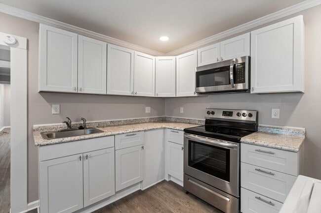 Building Photo - 285 Malvern Dr SW