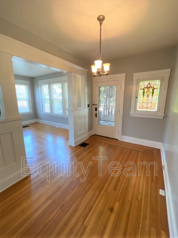 Foto del edificio - 1349 Duncan Ave
