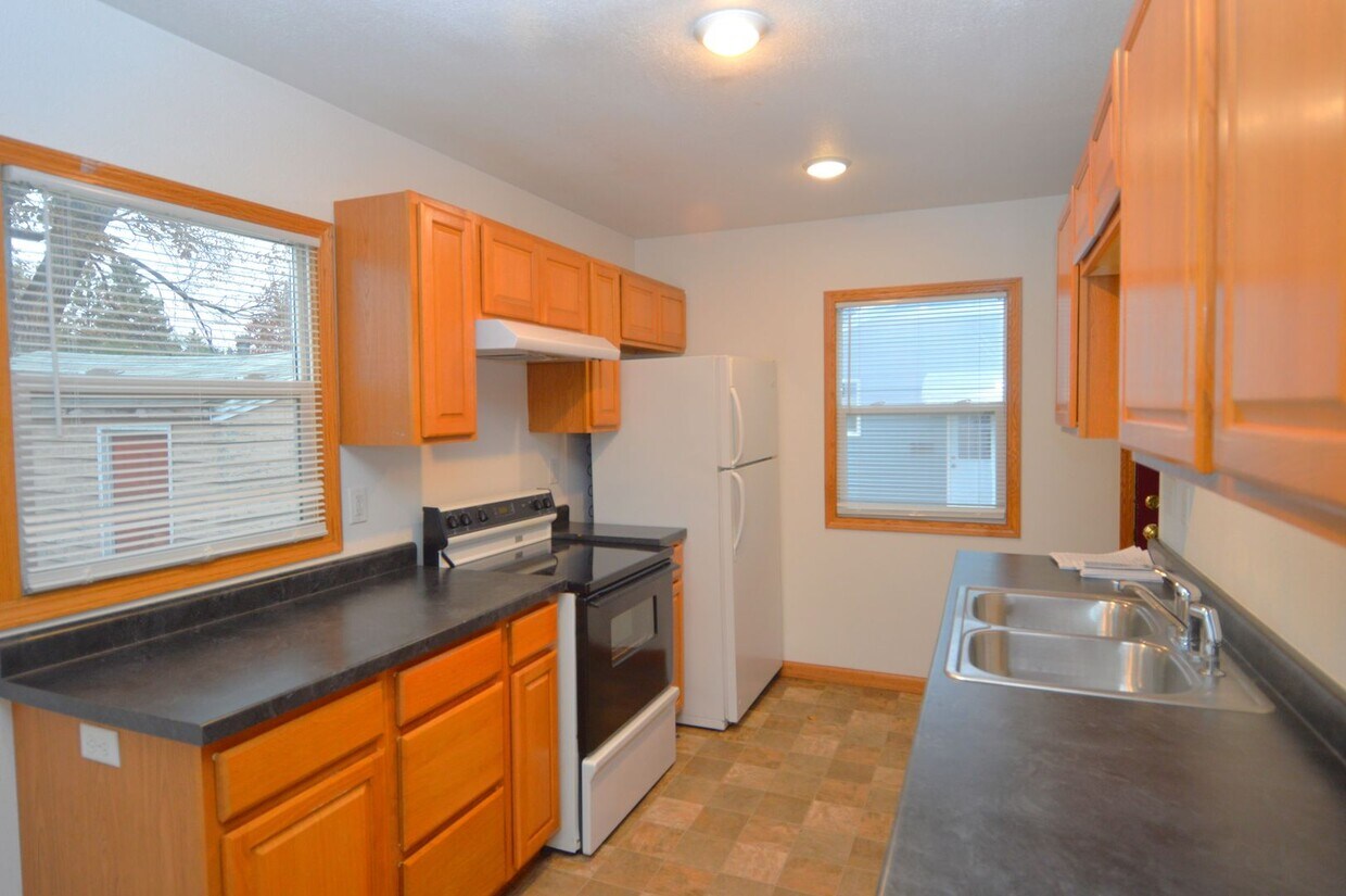 Primary Photo - 5 Bedroom House for Rent