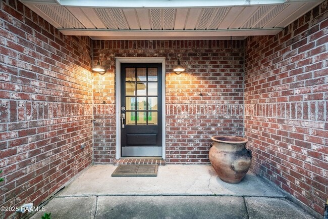 Building Photo - 213 Longleaf Dr