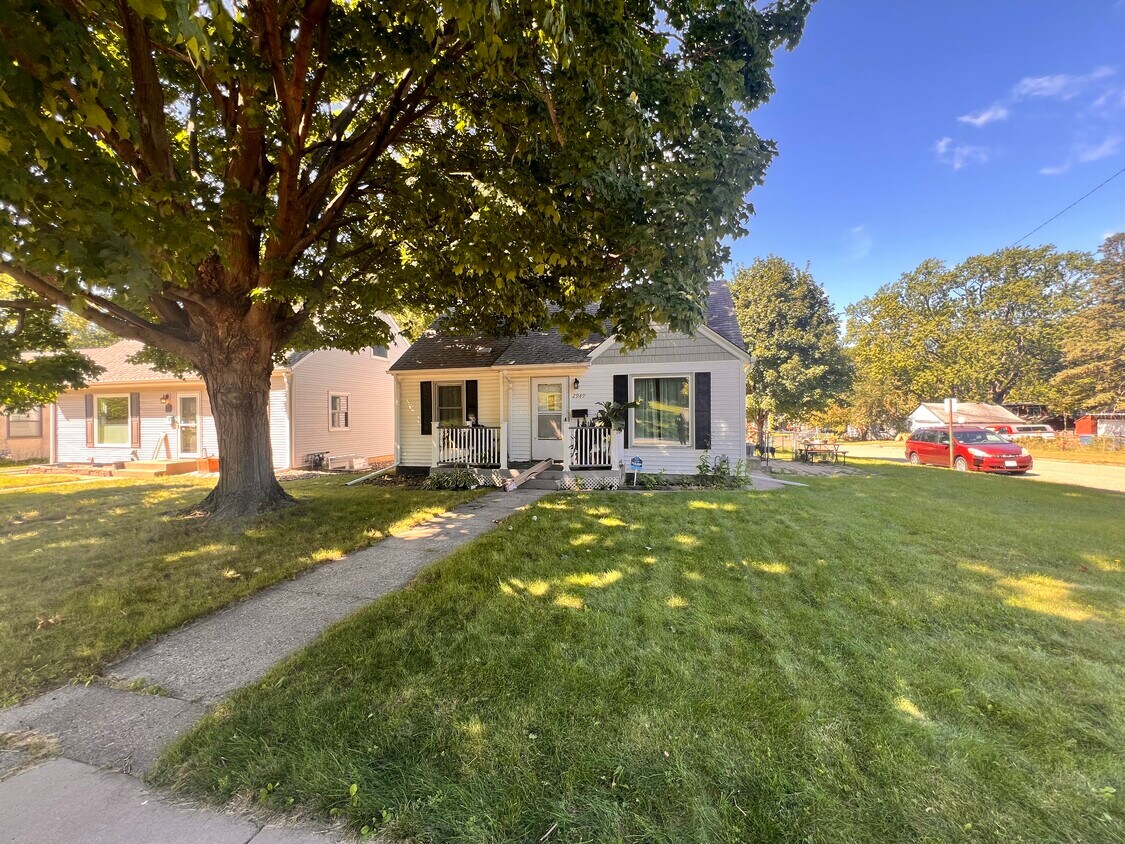 Foto principal - 2949 York Ave N