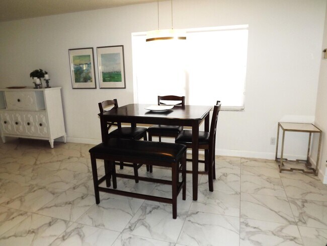 Building Photo - 513 Capri K