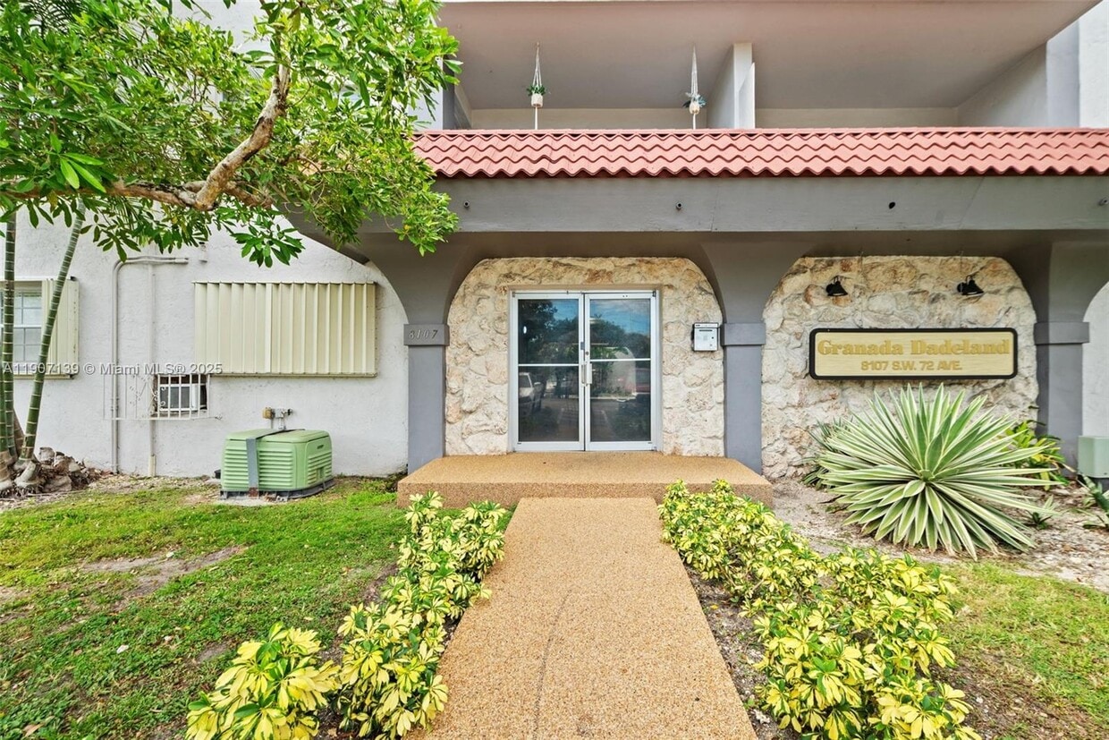 Foto principal - 8107 SW 72nd Ave