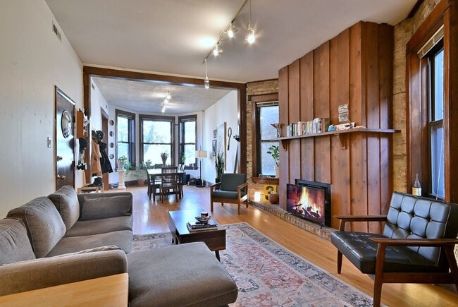 Building Photo - 911 W Dakin St