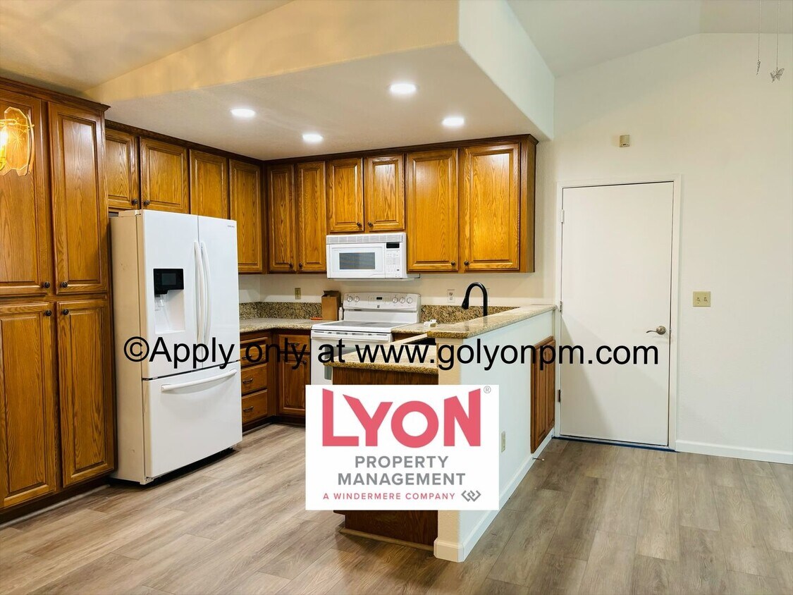 Foto principal - Gorgeous 3 bedroom/ 2 bath home with NEW p...