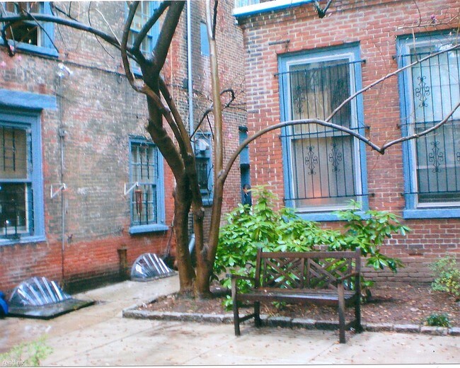 Building Photo - Studio, 1 bath  - 1126 Spruce St Apt 1F