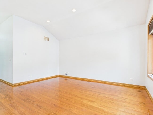 Foto del edificio - 419 W Root St