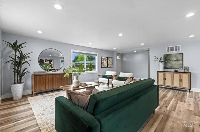 Building Photo - 2043 S Leadville Ave