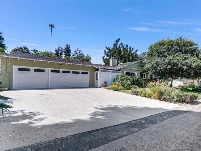 Foto del edificio - Welcome to this charming 3-bedroom, 2-bath...