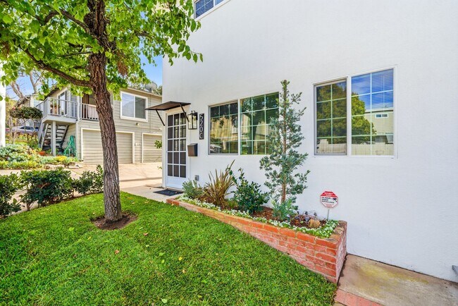 Foto del edificio - 520 Poinsettia Ave