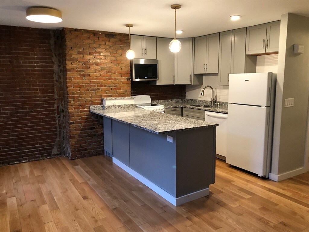 Primary Photo - 24 Bradford St