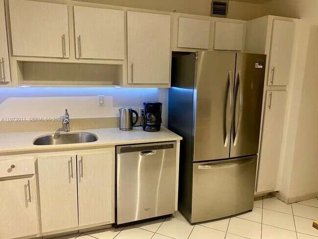 Foto del edificio - 100 Bayview Dr