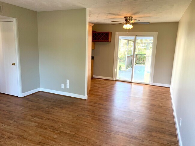 Foto del edificio - Charming Brick Ranch in the Heart of Hillview