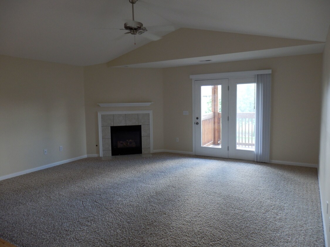 Livingroom - 7325 N Villa Lake Dr