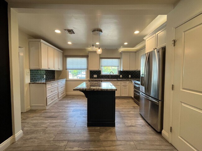 Foto del edificio - Open floorplan, office + great backyard - ...