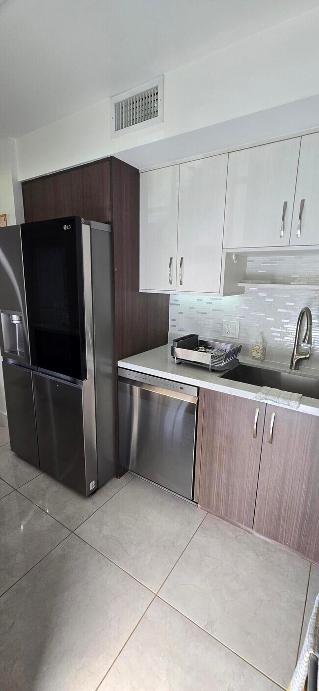 Foto del edificio - 3300 N Palm Aire Dr