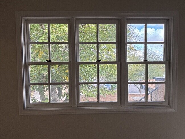 Building Photo - 2 Bedroom 1 bathroom Gem