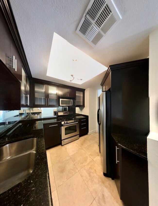 Foto del edificio - 1 Bedroom Condo In A Luxurious Community!!