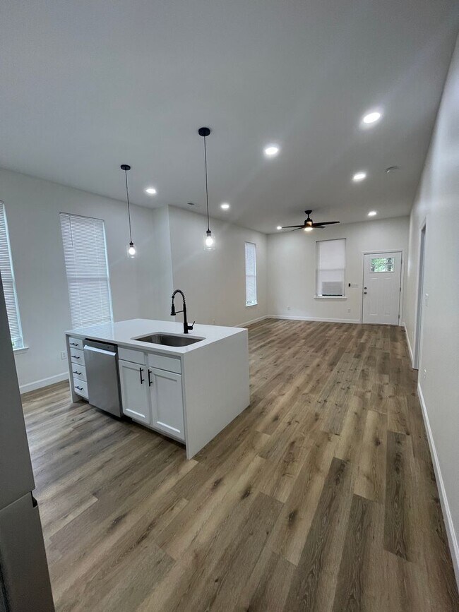 Building Photo - Charming Remodeled Home in Chattanooga