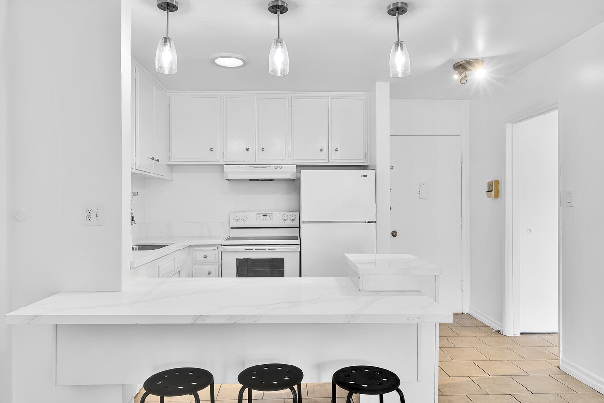 Primary Photo - 320 S Gramercy Pl