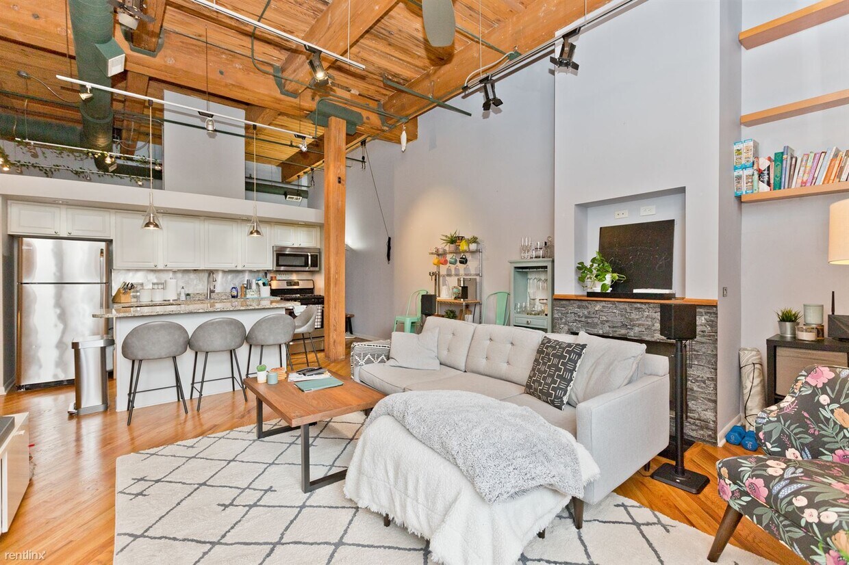 Primary Photo - 2 br, 1 bath Condo - 2222 W Diversey Ave A...