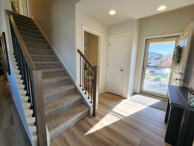 Building Photo - Beautiful, Modern 3 Bed 3 Bath Home in Ban...