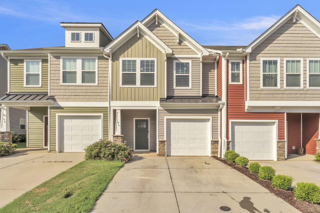 Primary Photo - Beautiful 3 BR, 2.5 BA Townhome in highly ...