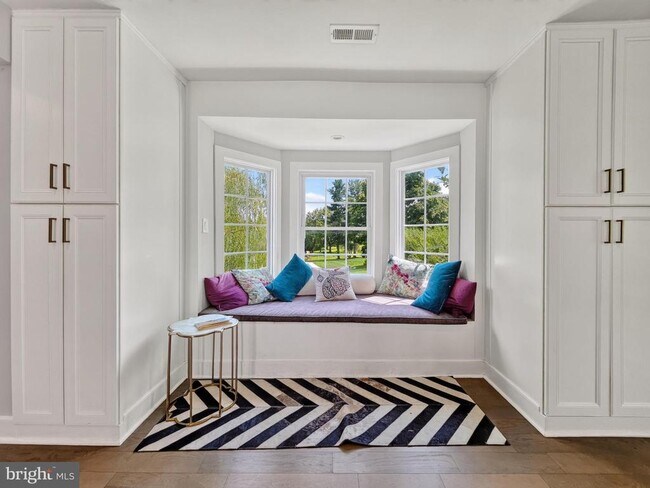 Foto del edificio - 322 River Bend Rd