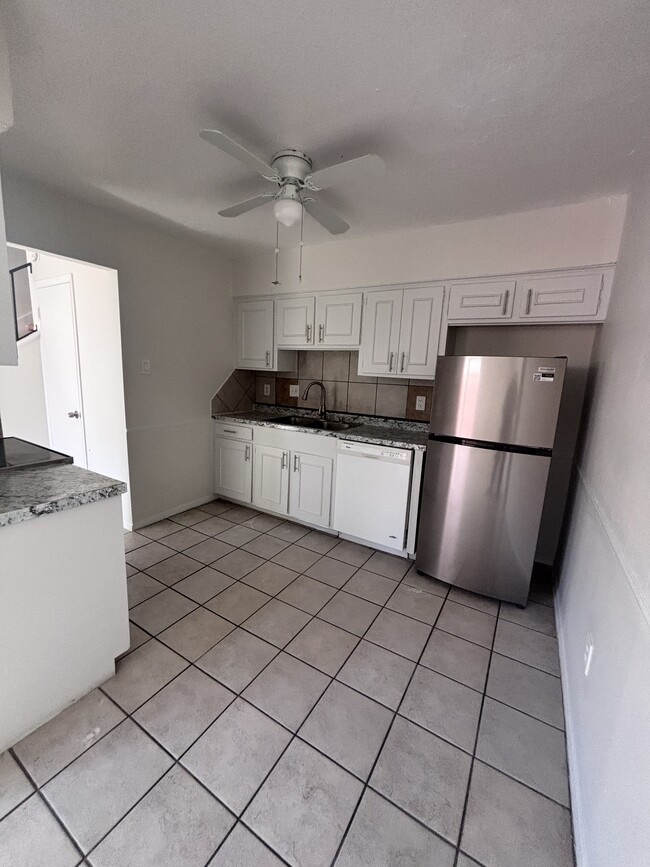 Building Photo - 6713 Escondido Dr