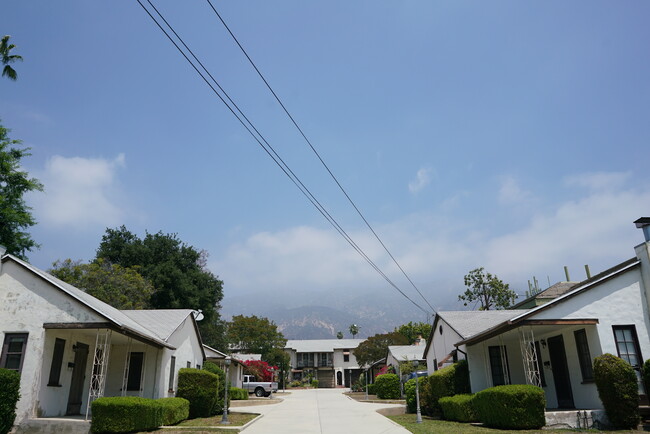 Building Photo - 847 E Calaveras St