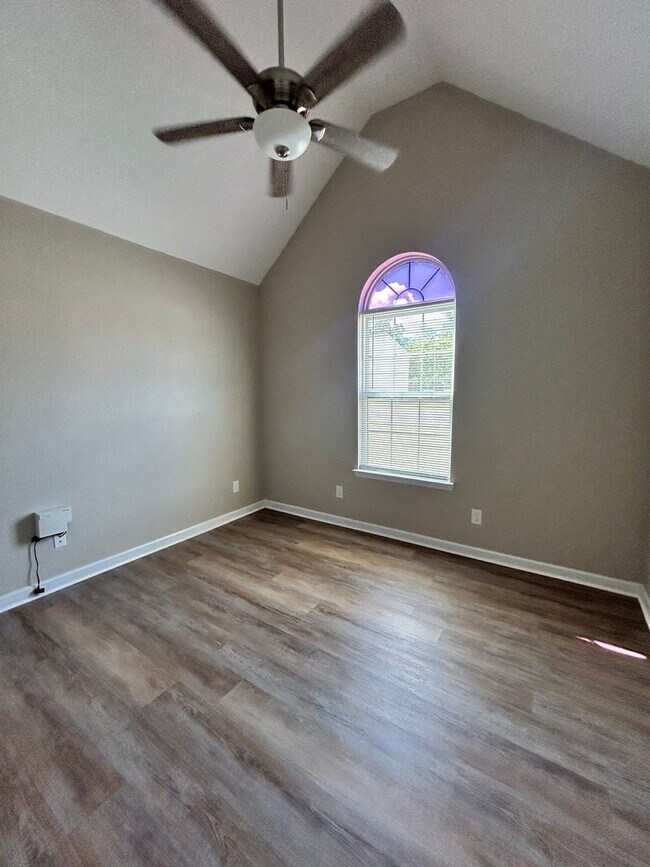 Foto del edificio - Welcoming 3 Bed, 2 Bath, Oversized 2 Car G...