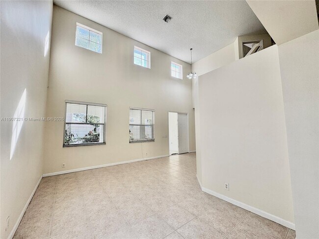 Foto del edificio - 4383 Laurel Ridge Cir