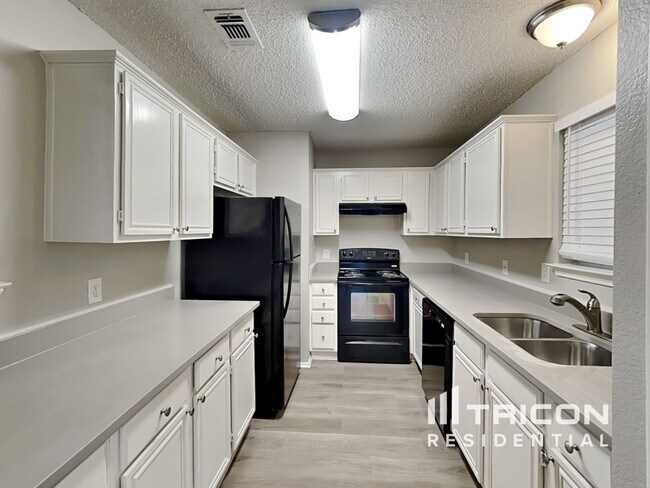 Foto del edificio - 404 Moss Hill Dr