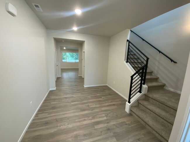 Building Photo - *** NEW RENT SPECIAL - HALF OFF FIRST MONT...