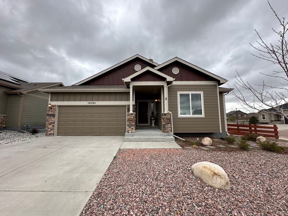 Primary Photo - Stunning 5 Bed 3 Bath Home in Meridian Ran...
