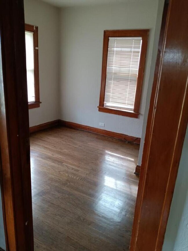 Building Photo - VERY SPACIOUS 3 bedroom single family for ...