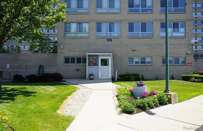 Foto del edificio - 8900 E Jefferson Ave
