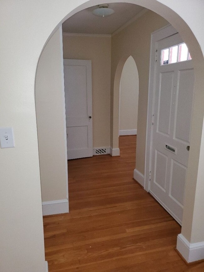 Building Photo - Classic Cottage Home Located In Heart of M...