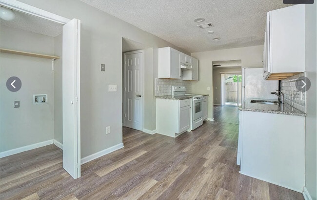 Building Photo - 926 Amberly Dr