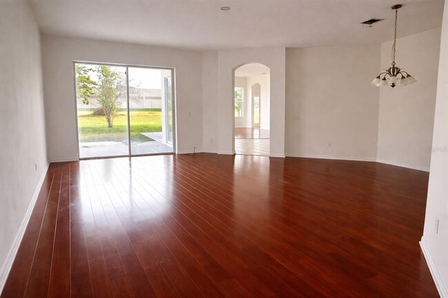 Building Photo - 927 Shadowmoss Dr