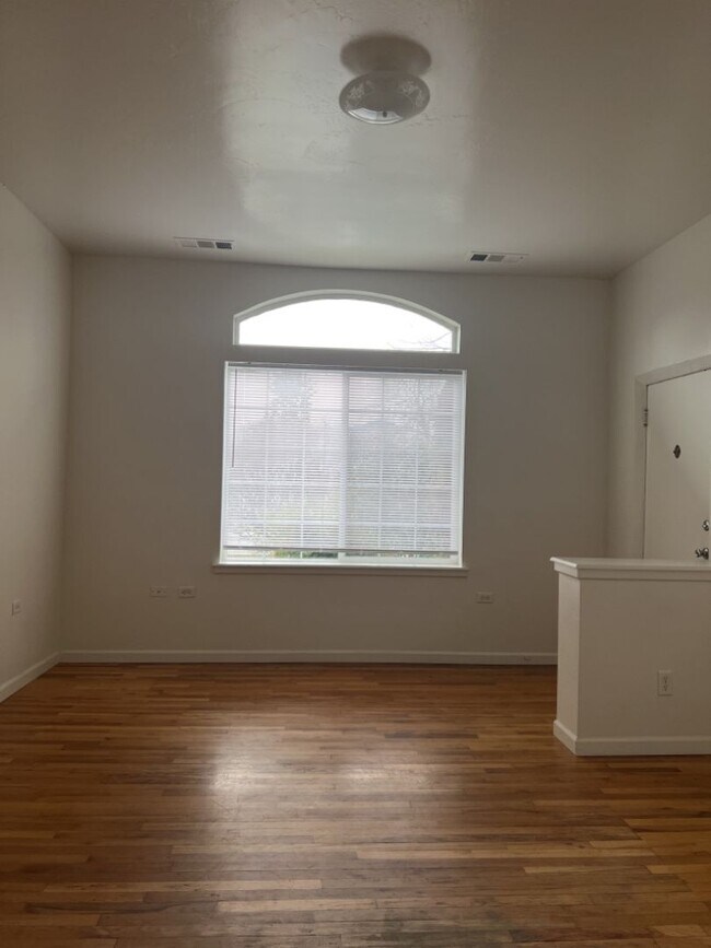Building Photo - M970/972