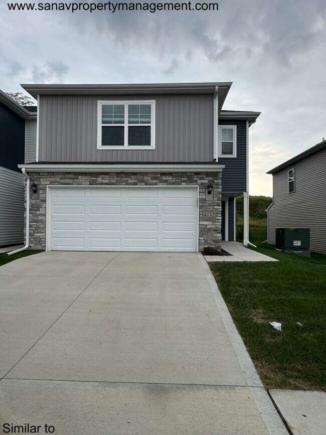 Foto del edificio - Townhome!! Near to I-80/35!! Private Backy...