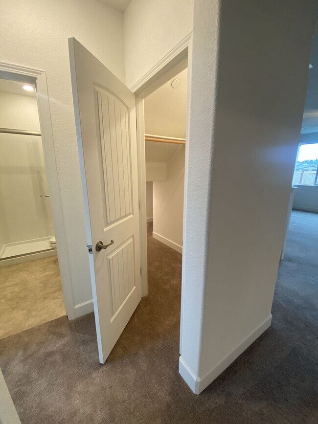 Building Photo - Beautiful and SPACIOUS 5 bedroom 3 bath Le...
