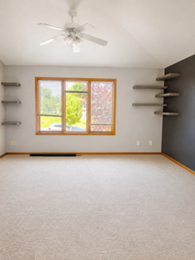 Foto del edificio - Spacious Split-Level Home with Large Backyard