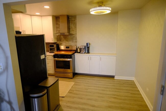 Building Photo - 225 Country Club Dr