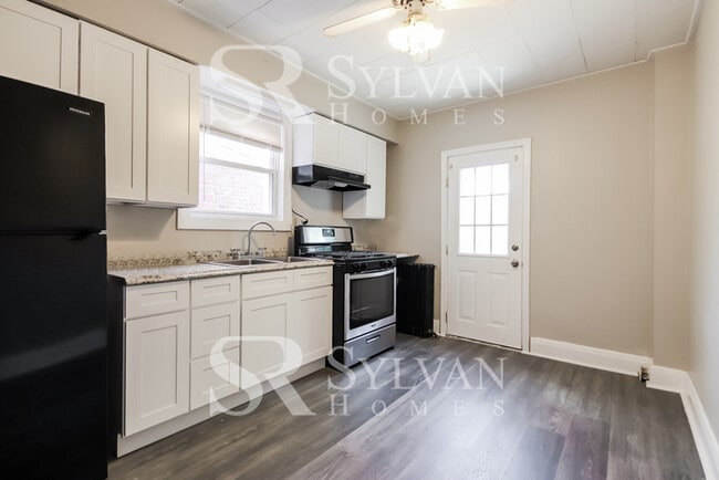 Building Photo - The living is easy in this 3 bedroom, 2 ba...