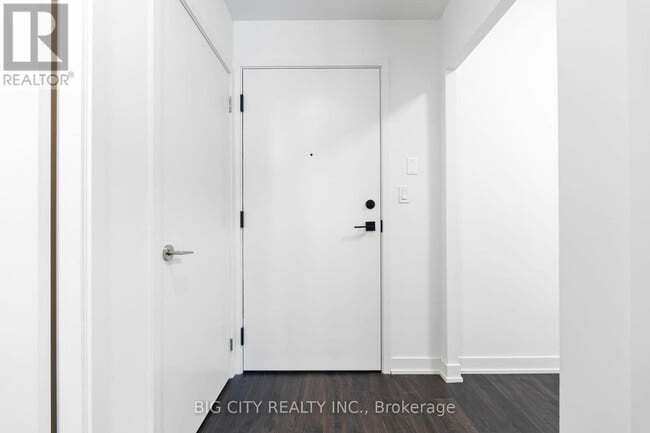 Building Photo - 38-638 Simcoe Promenade