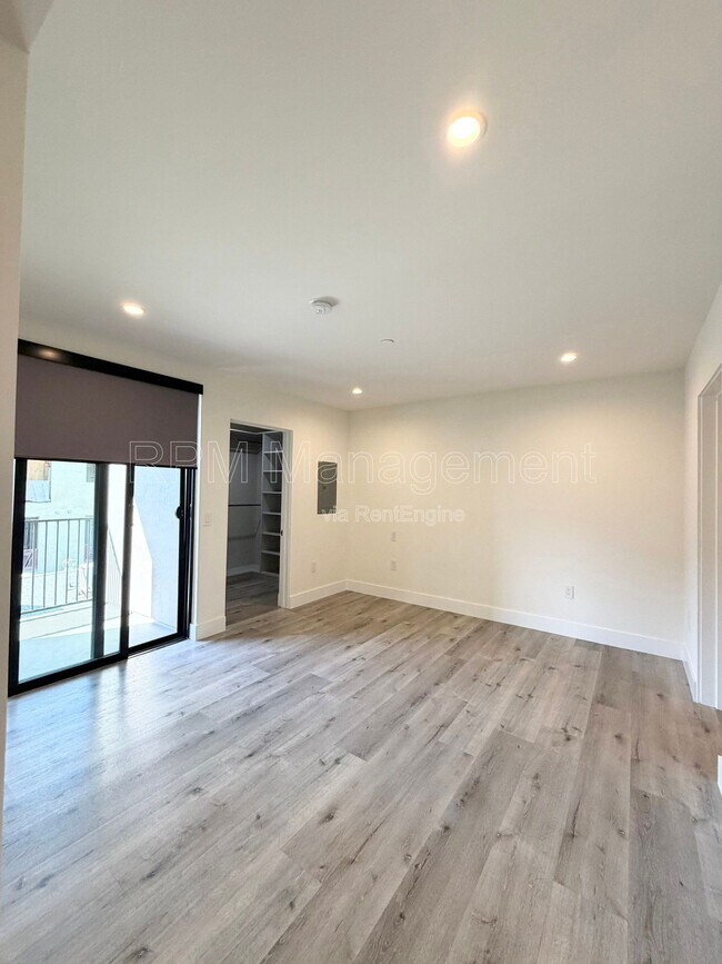 Foto del edificio - 5923 Laurel Canyon Blvd